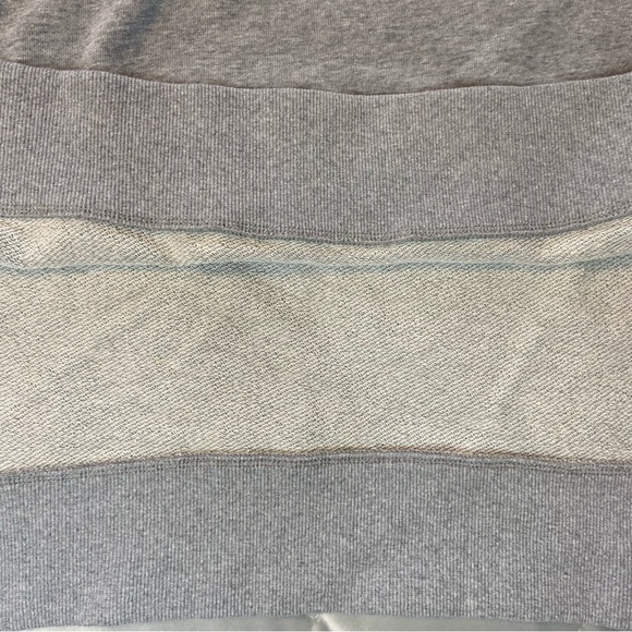 Comfy Grey Two-Piece Medium Tracksuit With Capri Pants - Picture 5 of 9